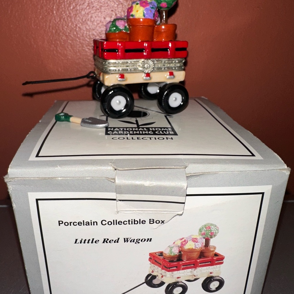 National Home Gardening Club Little Red Wagon VTG. Trinket Box, Spade Charm‎